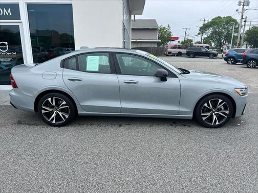2024 Volvo S60 B5 Core Dark Theme