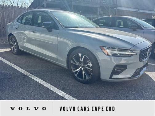 2024 Volvo S60 B5 Core Dark Theme