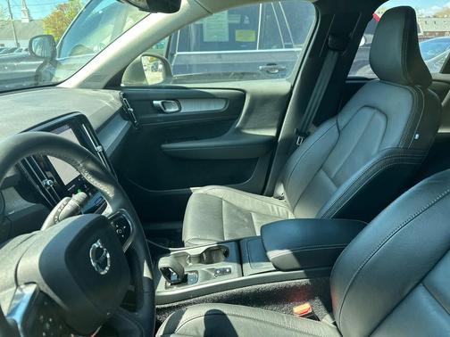 Sage Green Metallic 2023 Volvo XC40 B5 Core