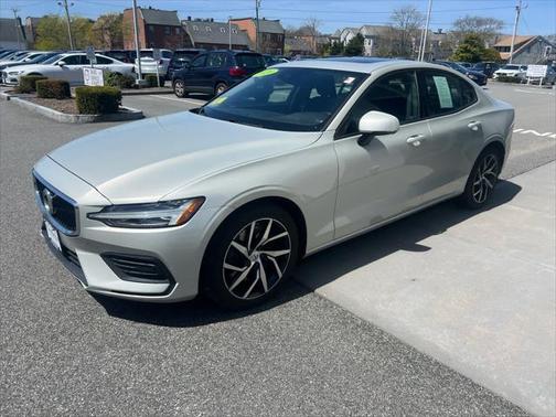 2020 Volvo S60 T6 Momentum