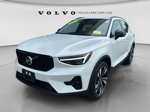 Crystal White Metallic 2024 Volvo XC40 B5 Plus Dark Theme