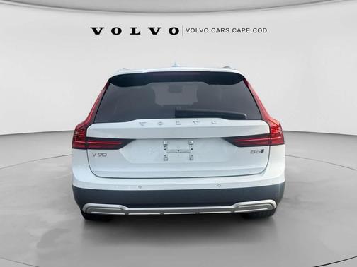 Crystal White Metallic 2025 Volvo V90 Cross Country Ultra, B6 AWD Gas (mild hybrid)