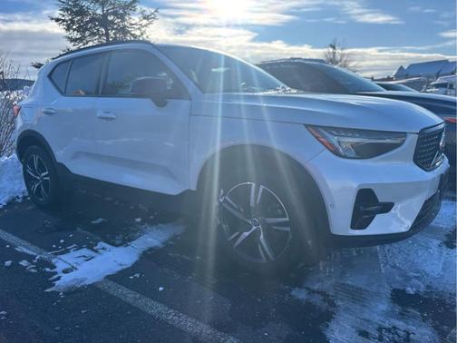 2023 Volvo XC40 B5 Plus Dark Theme