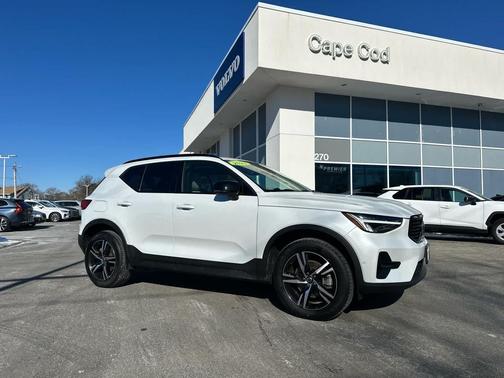 2023 Volvo XC40 B5 Plus Dark Theme