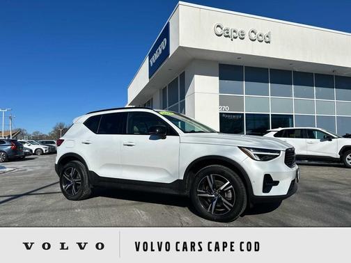 2023 Volvo XC40 B5 Plus Dark Theme