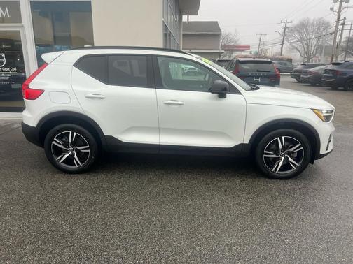 2023 Volvo XC40 B5 Plus Dark Theme