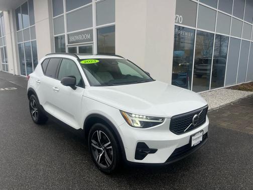 2023 Volvo XC40 B5 Plus Dark Theme
