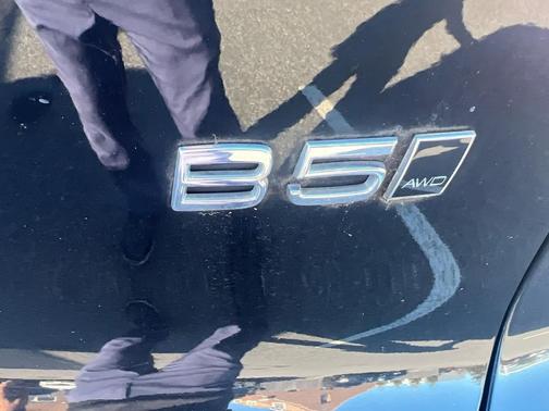 2023 Volvo XC40 B5 Plus Dark Theme