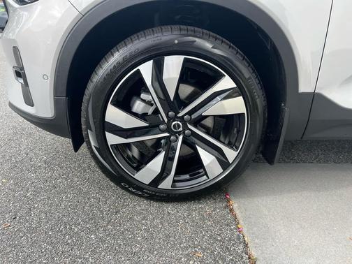2025 Volvo XC40 B5 Ultra Dark Theme