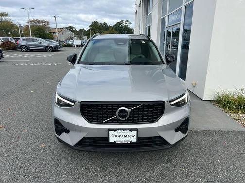 2025 Volvo XC40 B5 Ultra Dark Theme