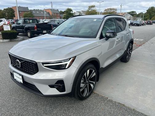2025 Volvo XC40 B5 Ultra Dark Theme