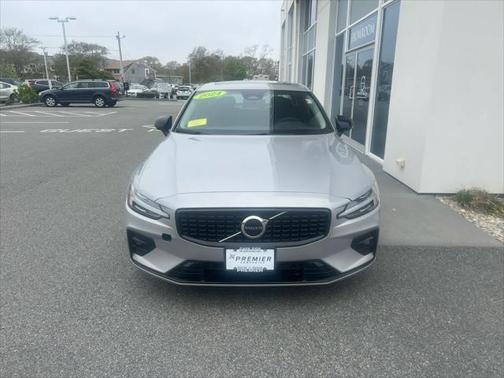 2024 Volvo S60 B5 Core Dark Theme