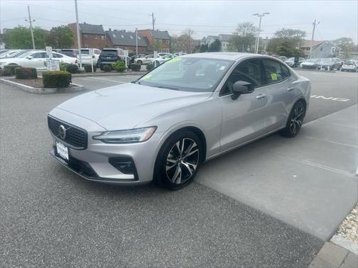 2024 Volvo S60 B5 Core Dark Theme