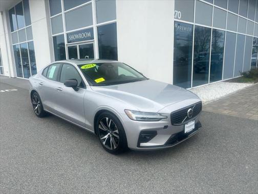2024 Volvo S60 B5 Core Dark Theme