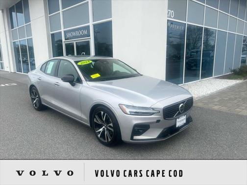 2024 Volvo S60 B5 Core Dark Theme