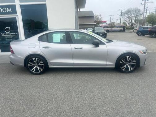 2024 Volvo S60 B5 Core Dark Theme