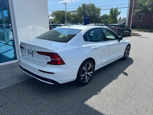 2024 Volvo S60 B5 Core Dark Theme