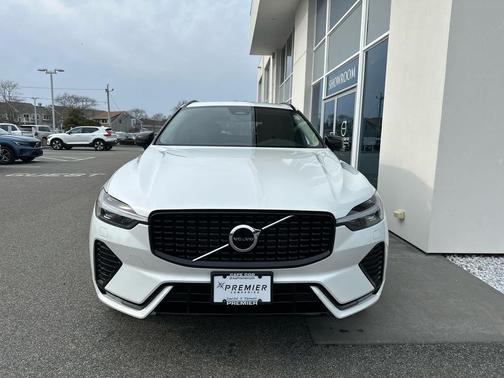 2024 Volvo XC60 B5 Core Dark Theme