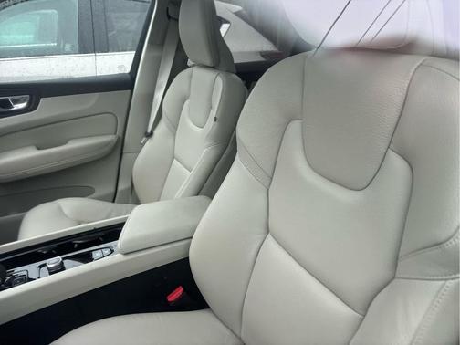 2024 Volvo XC60 B5 Core Dark Theme