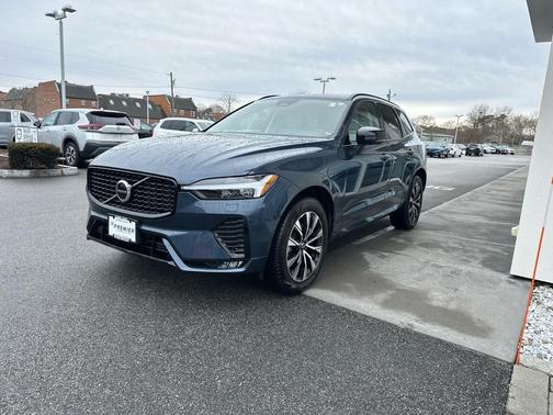 2024 Volvo XC60 B5 Core Dark Theme