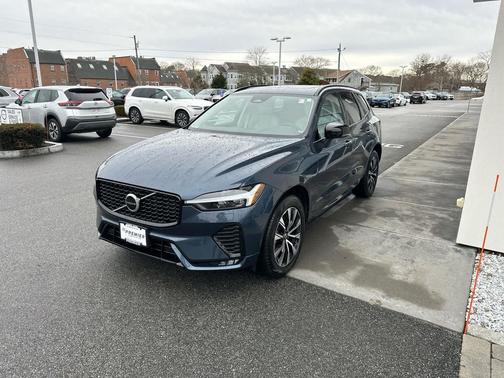 2024 Volvo XC60 B5 Core Dark Theme