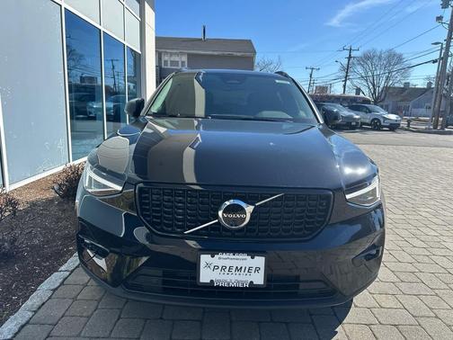 Onyx Black 2026 Volvo XC40 B5 Plus