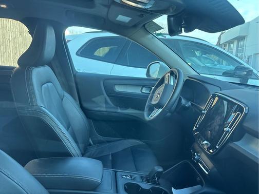 2025 Volvo XC40 B5 Core Bright Theme