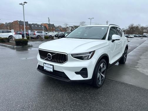 2025 Volvo XC40 B5 Core Bright Theme