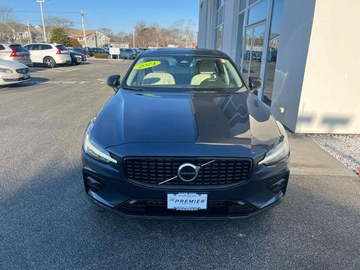 2024 Volvo S60 B5 Core Dark Theme