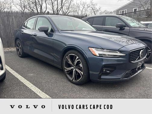 2024 Volvo S60 B5 Core Dark Theme