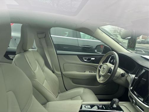 2024 Volvo S60 B5 Core Dark Theme