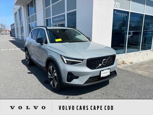 2025 Volvo XC40 B5 Ultra Dark Theme