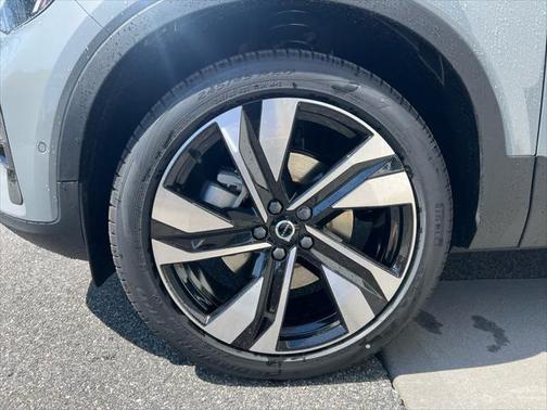 2025 Volvo XC40 B5 Ultra Dark Theme