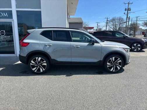 2025 Volvo XC40 B5 Ultra Dark Theme