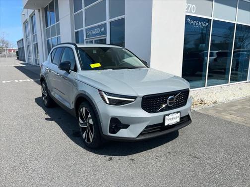 2025 Volvo XC40 B5 Ultra Dark Theme