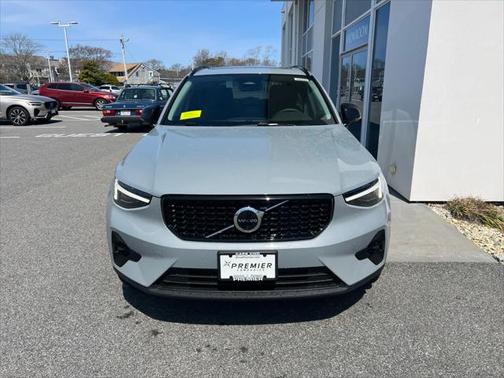 2025 Volvo XC40 B5 Ultra Dark Theme