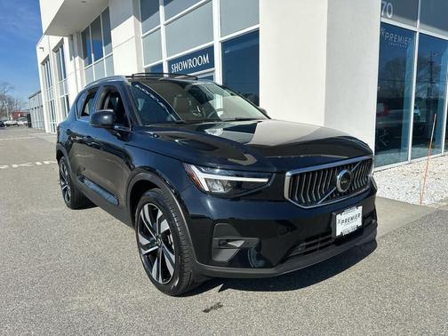 2023 Volvo XC40 B5 Plus Bright Theme