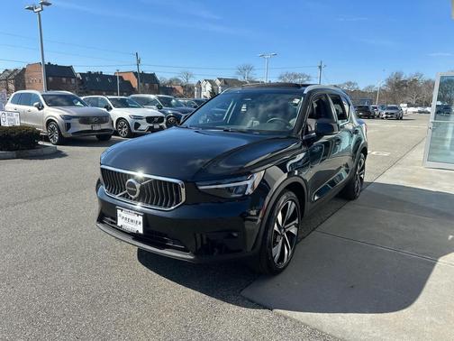 2023 Volvo XC40 B5 Plus Bright Theme