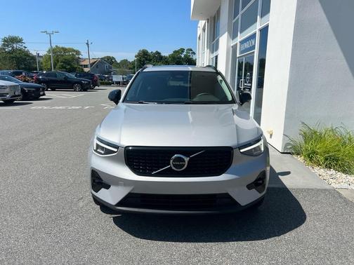 2025 Volvo XC40 B5 Plus Dark Theme
