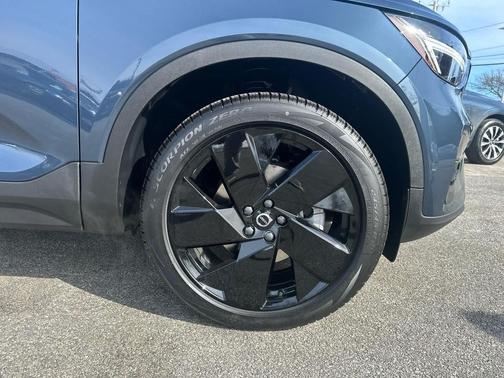 2026 Volvo XC40 B5 Ultra Black Edition