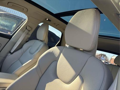 2021 Volvo XC60 Recharge Plug-In Hybrid T8 Inscription Expression