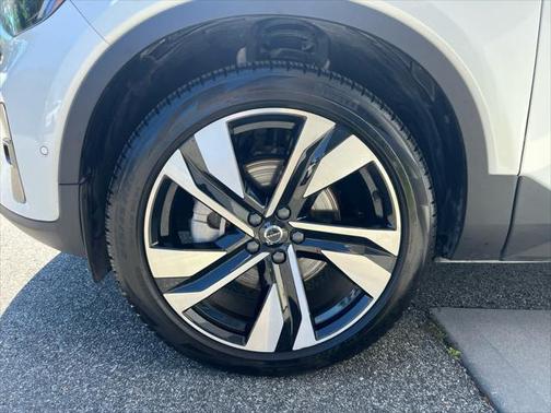 2025 Volvo XC40 B5 Plus Dark Theme