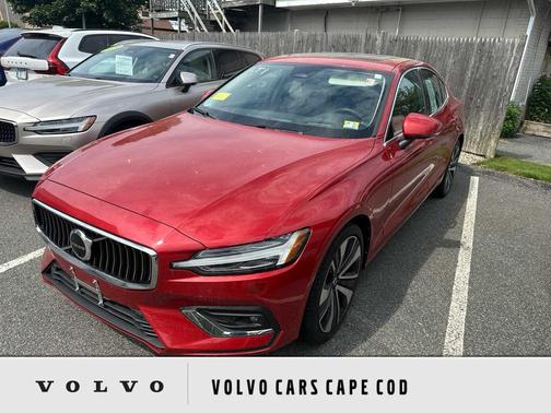 Fusion Red Metallic 2023 Volvo S60 B5 Ultimate Bright Theme