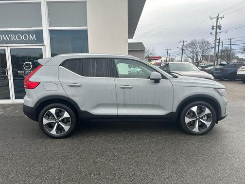 2025 Volvo XC40 B5 Plus Bright Theme