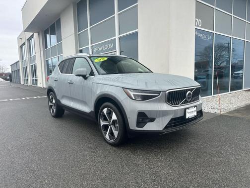 2025 Volvo XC40 B5 Plus Bright Theme