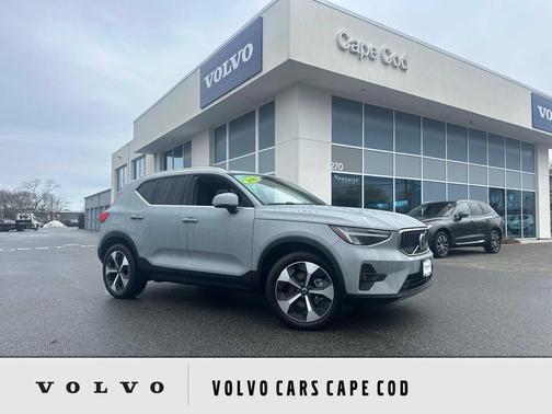 2025 Volvo XC40 B5 Plus Bright Theme