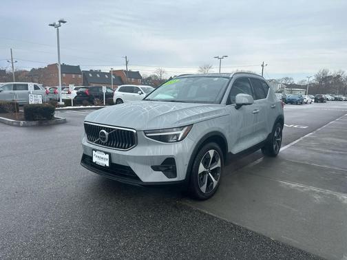 2025 Volvo XC40 B5 Plus Bright Theme