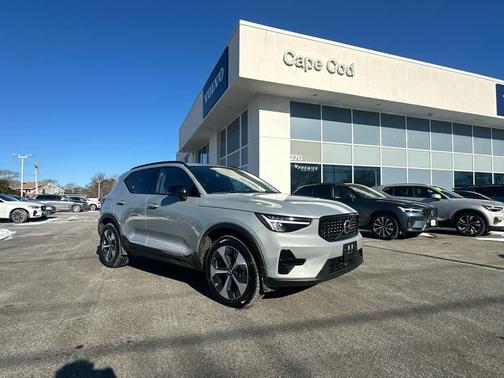 2024 Volvo XC40 B5 Core Dark Theme