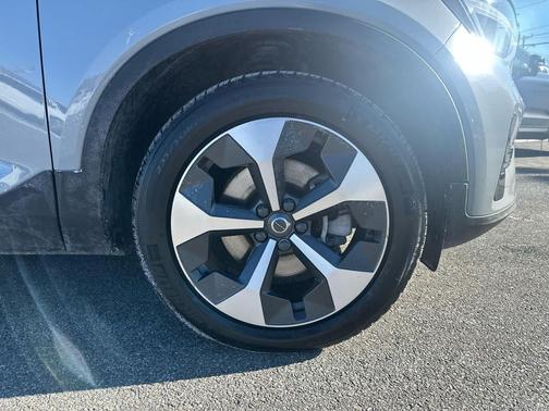 2024 Volvo XC40 B5 Core Dark Theme