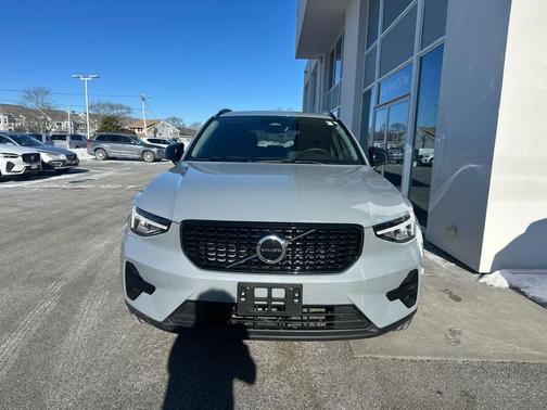 2024 Volvo XC40 B5 Core Dark Theme